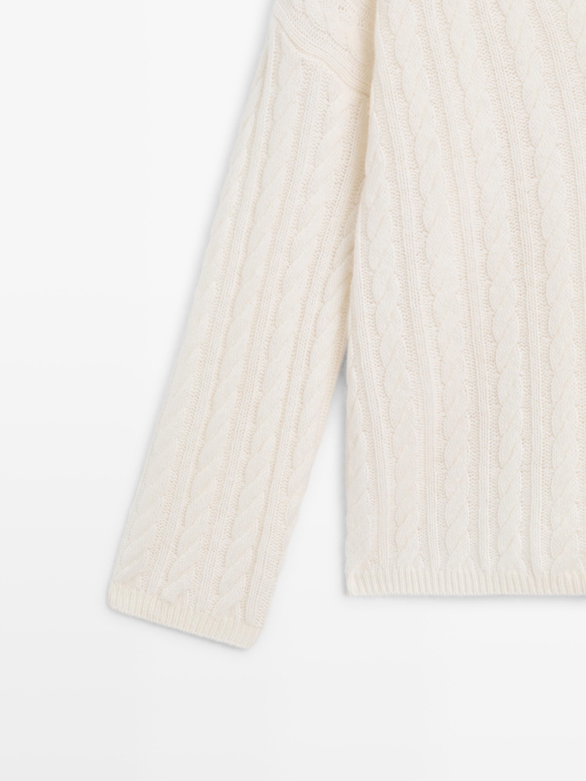 Pull tressé à col en V